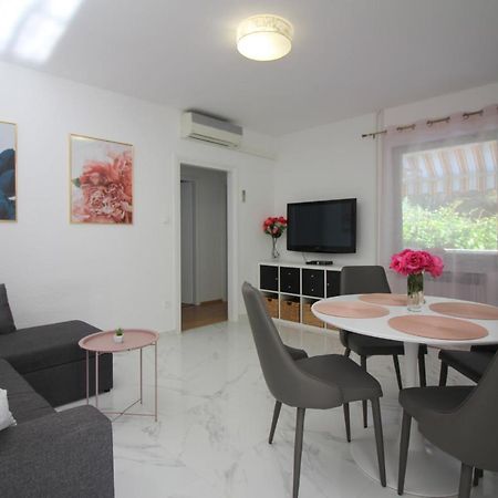 Modern Apartment Sabina With Nice Garden Poreč Zewnętrze zdjęcie