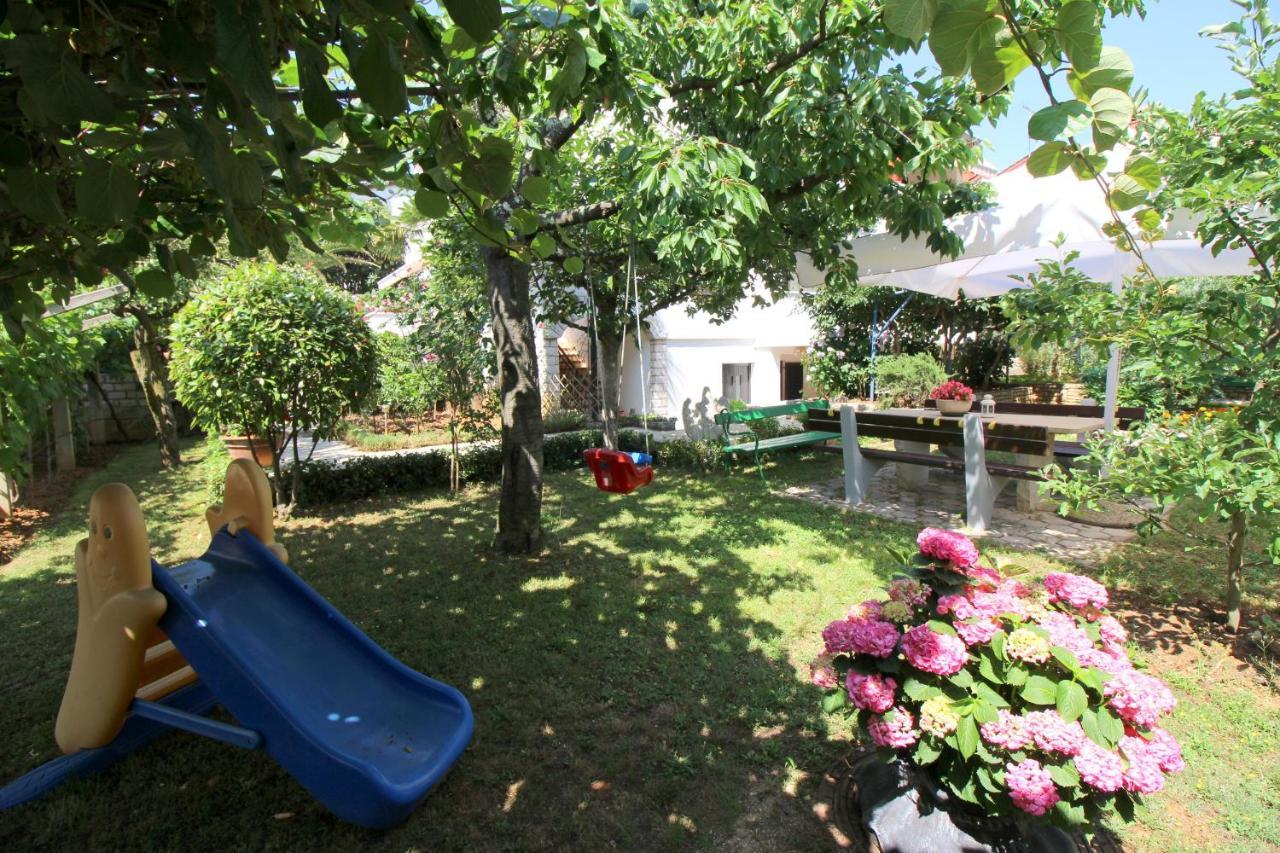Modern Apartment Sabina With Nice Garden Poreč Zewnętrze zdjęcie