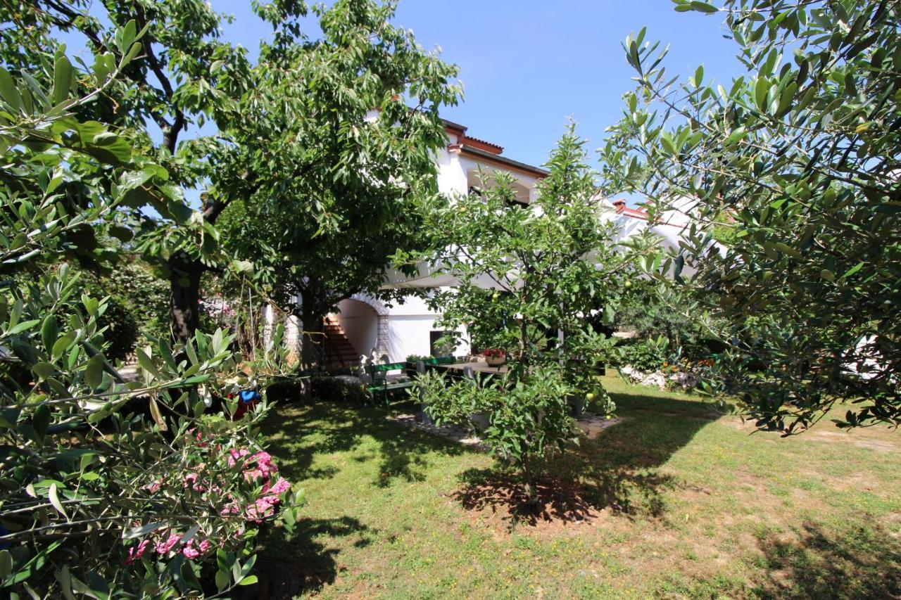 Modern Apartment Sabina With Nice Garden Poreč Zewnętrze zdjęcie