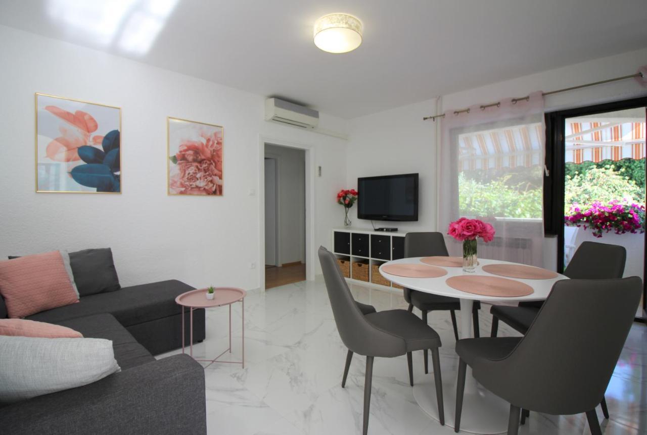 Modern Apartment Sabina With Nice Garden Poreč Zewnętrze zdjęcie